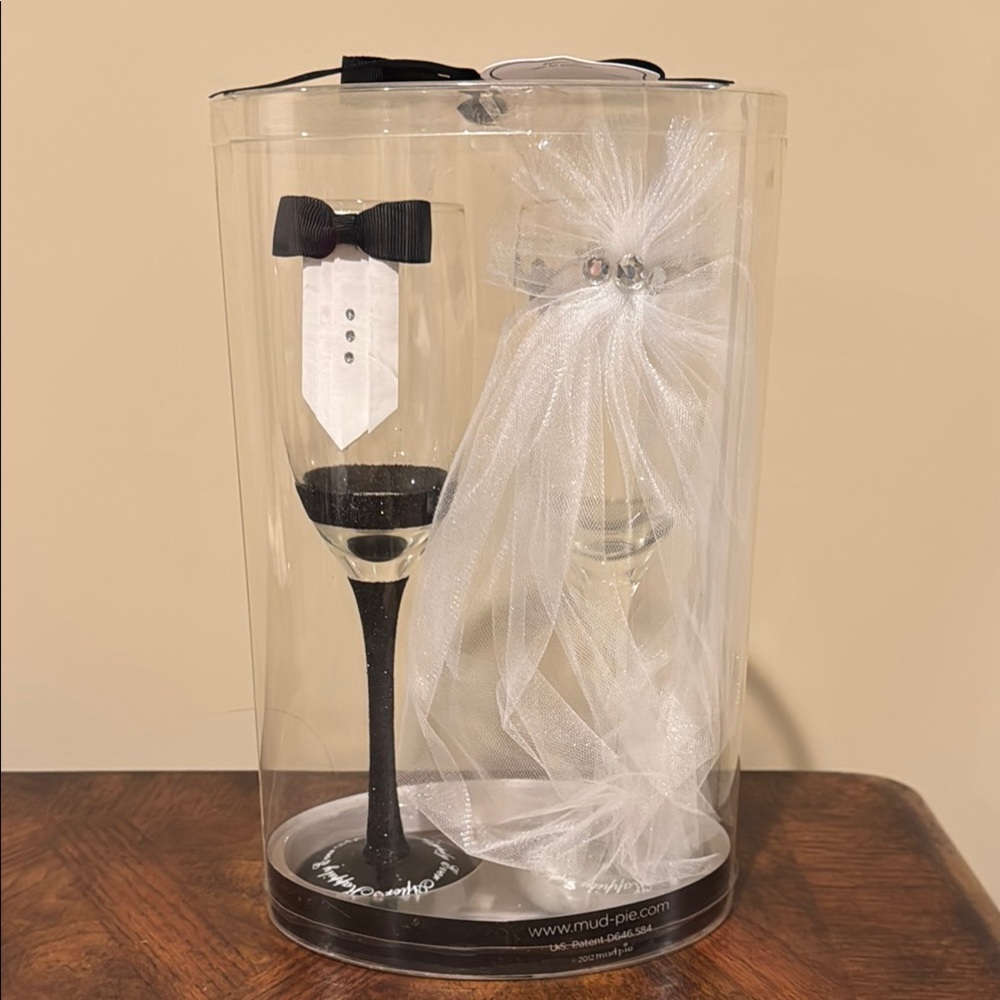 NIB Mud Pie Black and White Wedding champagne Glass Set